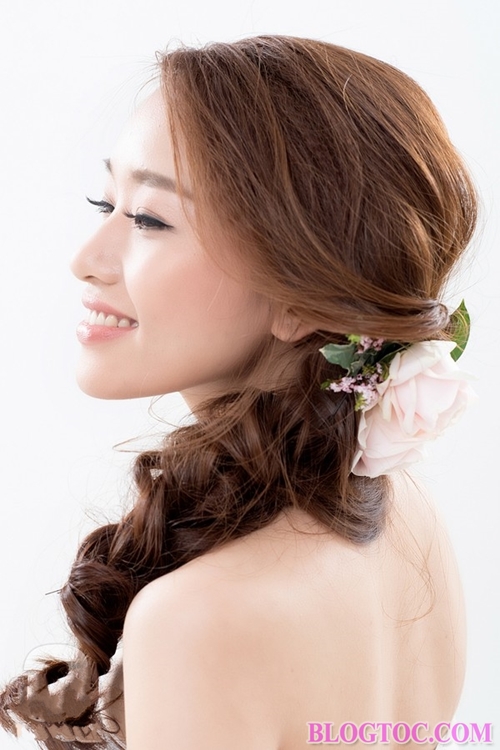Kiểu tóc cô dâu đẹp kết hợp với hoa cài tóc mang lại vẻ đẹp lãng mạn rất tự nhiên 1