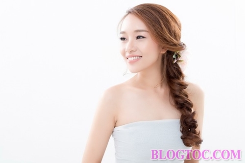 Kiểu tóc cô dâu đẹp kết hợp với hoa cài tóc mang lại vẻ đẹp lãng mạn rất tự nhiên 3