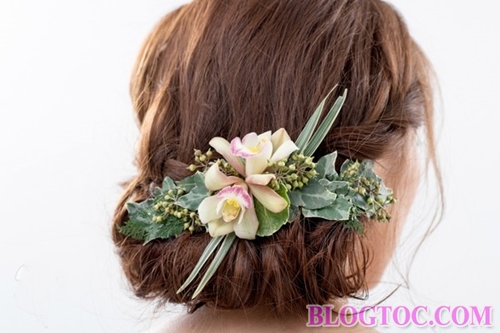 Kiểu tóc cô dâu đẹp kết hợp với hoa cài tóc mang lại vẻ đẹp lãng mạn rất tự nhiên 4