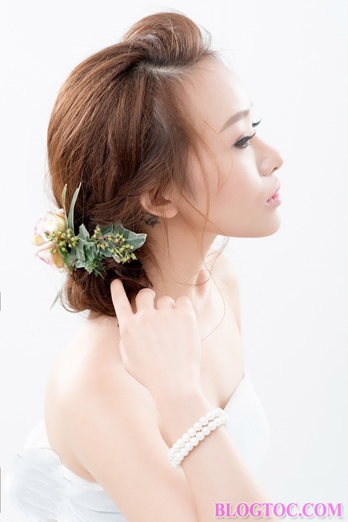 Kiểu tóc cô dâu đẹp kết hợp với hoa cài tóc mang lại vẻ đẹp lãng mạn rất tự nhiên 7
