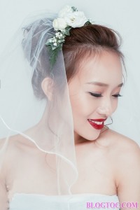 Kiểu tóc cô dâu đẹp kết hợp với hoa cài tóc mang lại vẻ đẹp lãng mạn rất tự nhiên 9