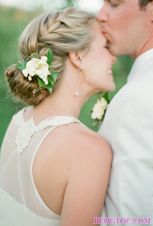 Những kiểu tóc cô dâu cài hoa đẹp mà bạn gái nên chọn trong đám cưới của mình 11