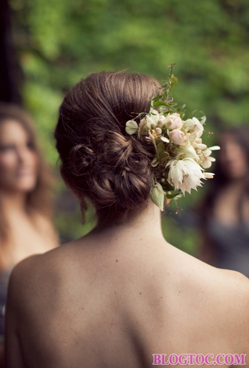 Những kiểu tóc cô dâu cài hoa đẹp mà bạn gái nên chọn trong đám cưới của mình 8