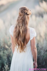 Kiểu tóc cô dâu buộc nữa đầu đẹp lãng mạn bạn gái nên chọn trong đám cưới của mình 5