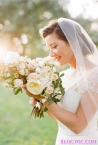 Kiểu tóc cô dâu đẹp kết hợp với phụ kiện khăn voan tạo nên sự bất ngờ trong mùa cưới năm nay 12