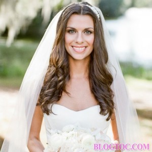 Kiểu tóc cô dâu đẹp kết hợp với phụ kiện khăn voan tạo nên sự bất ngờ trong mùa cưới năm nay 2