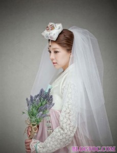 Kiểu tóc cô dâu đẹp kết hợp với phụ kiện khăn voan tạo nên sự bất ngờ trong mùa cưới năm nay 5