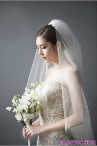 Kiểu tóc cô dâu đẹp kết hợp với phụ kiện khăn voan tạo nên sự bất ngờ trong mùa cưới năm nay 6