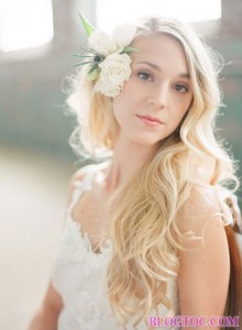 Kiểu tóc cô dâu đẹp với mái tóc xoăn quyến rũ luôn ấn tượng trong mọi thời đại 2