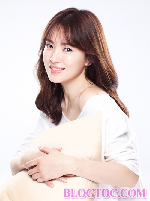 Kiểu tóc mái thưa đẹp của Song Hye Kyo giúp nàng luôn xinh đẹp trẻ trung bạn gái nên học hỏi 1